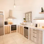 Cybele Tinos Kardhianí